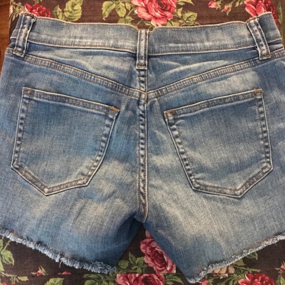 Adorable lightly frayed hem denim shorts. - Picture 3 of 4